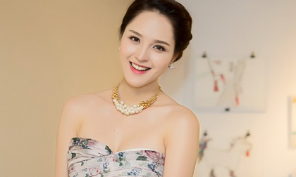 Á hậu Hoàng Anh rạng rỡ đi xem triển lãm tranh