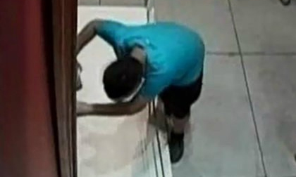 Bé trai trượt chân làm thủng bức tranh trị giá hơn 33 tỷ đồng