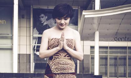 Tinna Tình khoe vai trần nuột nà trên đất Thái