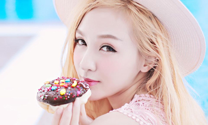 Hot girl Kelly Nguyễn trẻ trung với mái tóc vàng rực cuối hè