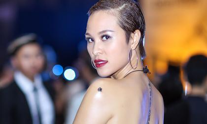 Phương Mai hờ hững lưng trần để lộ hình xăm 
