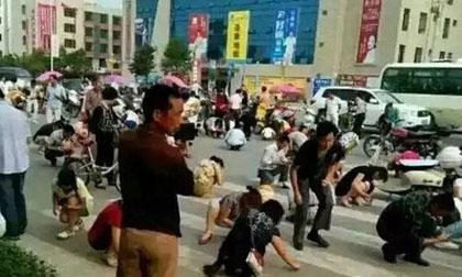 Hàng trăm người 'hôi' nguyên liệu làm phân bón vì tưởng là vàng