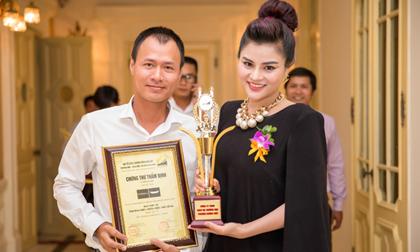 Vũ Thu Phương bụng bầu 4 tháng được ông xã đại gia 'hộ tống' đi nhận giải