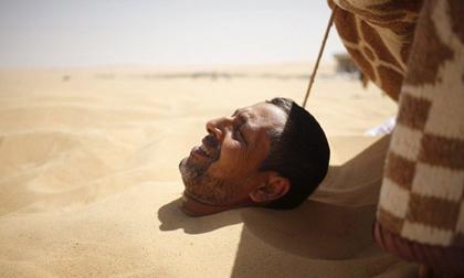 Kỳ lạ: 'Đua nhau' chôn mình dưới cát để chữa bệnh 'bất lực'