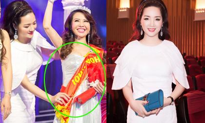 Giáng My chỉnh dải băng cho Hoa khôi vẫn để bị ngược 