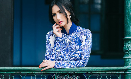 Hoa hậu Sonya Sương Đặng đẹp như thiếu nữ bên thềm nhà