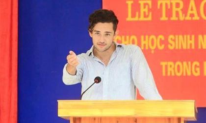 Nữ sinh Việt 'phát sốt' vì thầy giáo ngoại quốc điển trai