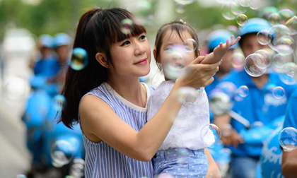 Minh Hà và các con chơi đùa cùng bong bóng khổng lồ