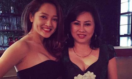 Bảo Anh khoe mẹ trẻ đẹp như chị gái trong tiệc sinh nhật