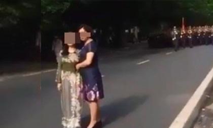 Hai phụ nữ 'chặn đường' đoàn diễu binh chụp ảnh bất ngờ lên tiếng