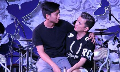 Hoài Lâm vô tư ngồi lên đùi và nhìn Đàm Vĩnh Hưng âu yếm