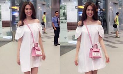 Ngọc Trinh khoe vai trần gợi cảm khi đi xem phim