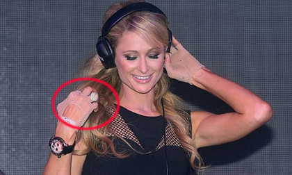 Paris Hilton quên nhẫn kim cương 7,8 tỷ đồng trên xe buýt