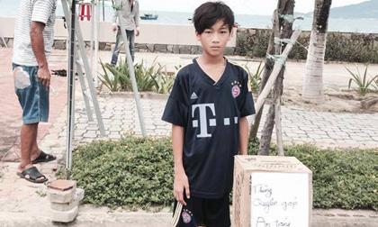 Câu chuyện buồn về 3 em nhỏ phải làm đám tang cho mẹ bên vỉa hè