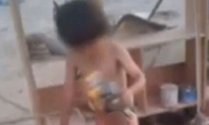 Bé trai bú sữa chó để sống sót qua cơn đói