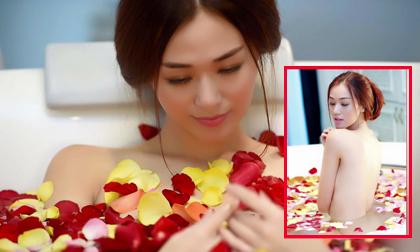 Khánh My thả mình trong bồn tắm ngập cánh hoa hồng