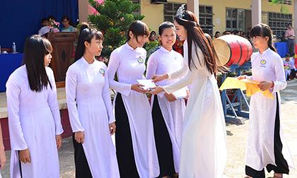 Hoa khôi Nam Em về thăm trường cũ, tặng học bổng cho học sinh nghèo vượt khó