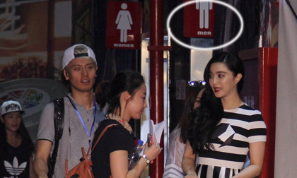 Phạm Băng Băng vô tư chặn cửa nhà vệ sinh nam để nói chuyện