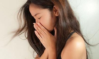 Chồng bỏ mặc vợ vượt cạn một mình để về... chăm chó