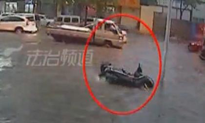 Cụ già bị bỏ mặc chết ngạt nước vì người dân ngại bẩn