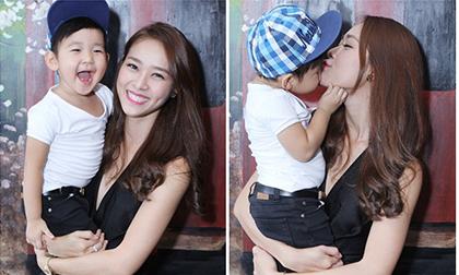 Con trai Diệp Bảo Ngọc thản nhiên hôn mẹ giữa sự kiện