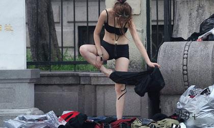 Dàn người mẫu thay đồ giữa phố để chụp ảnh gây tranh cãi