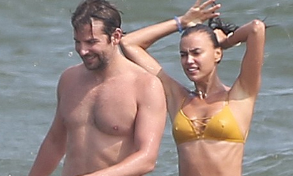 Bồ cũ Ronaldo quấn quýt tình mới trên bờ biển