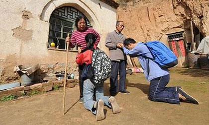 Con quỳ lạy cha mẹ nghèo trước khi lên đường đi học xa