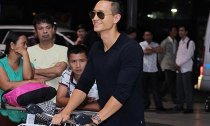 Kim Lý tươi rói xuất ngoại trong đêm dù vắng Trương Ngọc Ánh