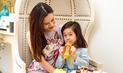 Con gái Lưu Hương Giang đáng yêu như thiên thần bên mẹ 