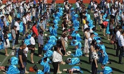 Con cái tập trung quỳ lạy cha mẹ trước khi vào năm học mới