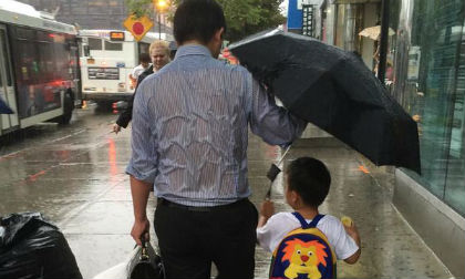 Cảm động trước bức ảnh cha chịu mưa che ô cho con