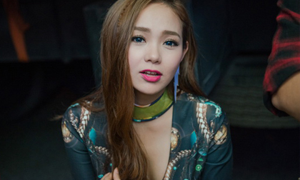 'Thót tim' với ngực áo xẻ sâu của Minh Hằng