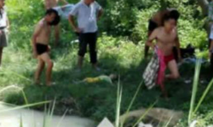 Mẹ nhẫn tâm ném con gái 2 tuổi xuống sông