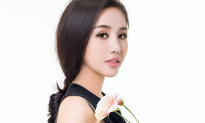 Cận cảnh nhan sắc 'Nữ hoàng tắm trắng'