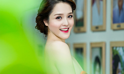 Á hậu Hoàng Anh diện váy trễ nải khoe vai trần gợi cảm