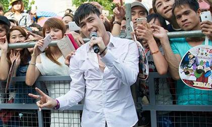 Khánh Phương vẫn vui vẻ chạy show sau scandal lừa tình