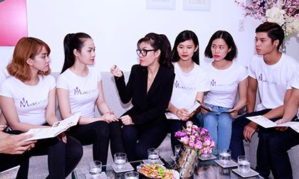 Thí sinh Mẫu và Tài năng thư giãn ở Thea Clinic sau giờ tập luyện vất vả