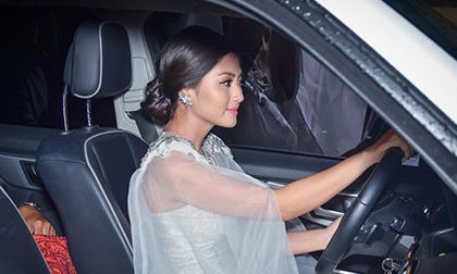 Ngọc Lan tự lái xế hộp đi sự kiện dù trời mưa to
