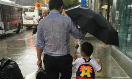 Lộ thân thế cao quý của người cha chịu mưa che ô cho con