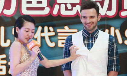 Tiểu S vô duyên 'sàm sỡ' ngực mẫu Tây trước ống kính