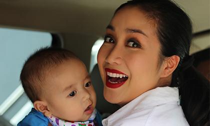 Ốc Thanh Vân bế cậu út đi diễn sau ồn ào cho con bú trên máy bay