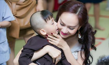 Á hậu Kim Duyên đi chơi trung thu cùng trẻ em nghèo