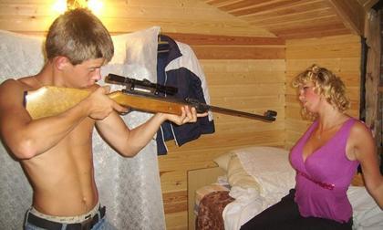 Những quý ông khiến chị em chạy... mất dép