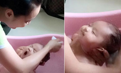 Lê Kiều Như khoe ảnh lần đầu tắm cho con gái 