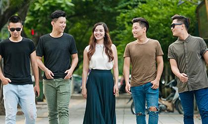 Ngọc Anh rạng ngời xuống phố cùng dàn trai trẻ