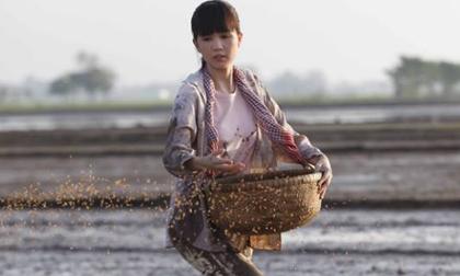 Ngọc Trinh lấm bùn vẫn đẹp rạng rỡ