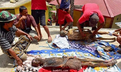 Tập tục 'đánh thức' người đã chết kỳ lạ