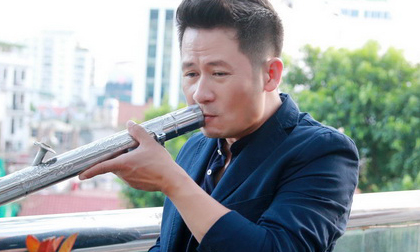 Bằng Kiều thản nhiên 'rít' thuốc lào ngay trước buổi họp báo