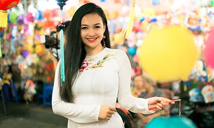 Hotgirl làm thổ dân duyên dáng trong tà áo dài dạo phố đèn lồng